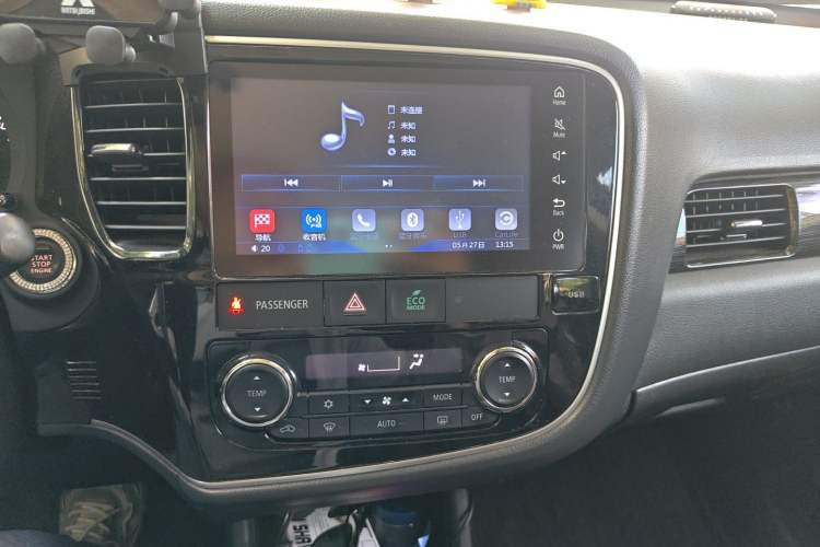 Used Mitsubishi Outlander 2016 2.4L 4x4 Elite Edition 5 Seats Audio And AC Panel