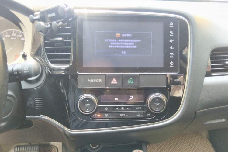 Used Mitsubishi Outlander 2016 2.4L 4x4 Luxury Edition 7-Seater Audio And AC Panel
