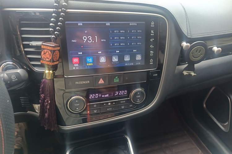 Used Mitsubishi Outlander 2016 2.4L 4x4 Elite Edition 5 Seats Audio And AC Panel