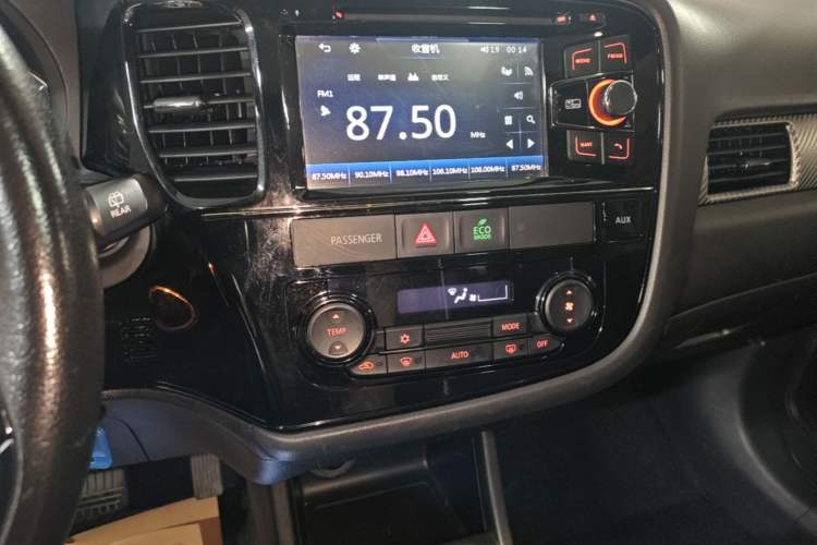 Used Mitsubishi Outlander 2016 2.0L Two-Wheel Drive Value Edition 5 Seats Audio And AC Panel