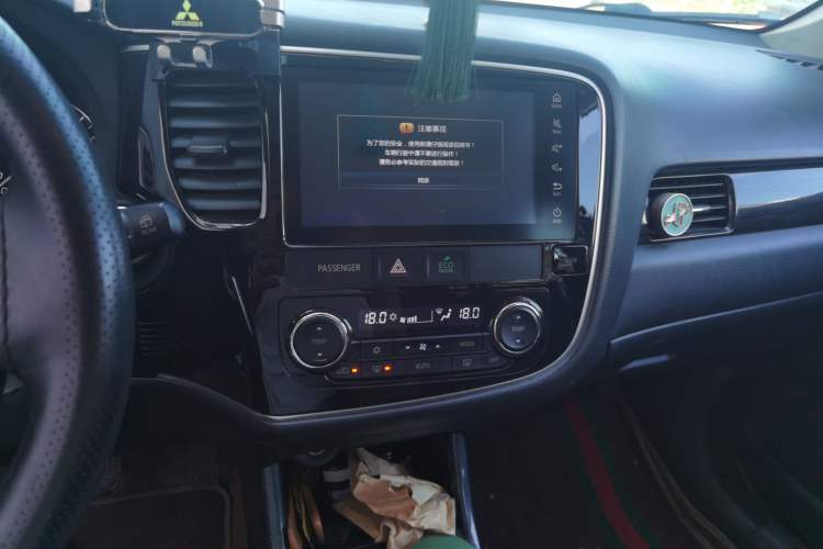 Used Mitsubishi Outlander 2016 2.4L 4x4 Luxury Edition 7-Seater Audio And AC Panel