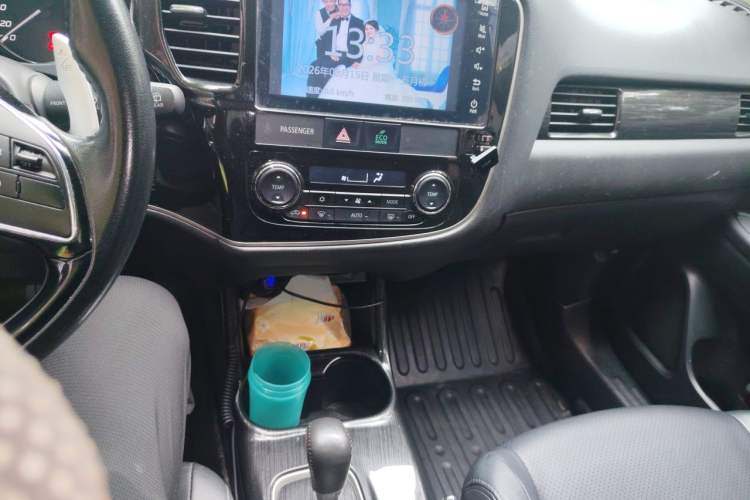 Used Mitsubishi Outlander 2016 2.4L 4x4 Elite Edition 5 Seats Audio And AC Panel