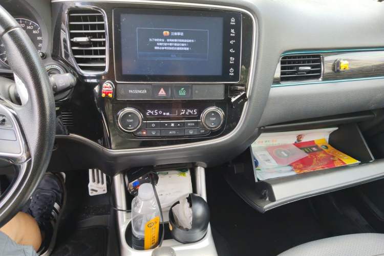 Used Mitsubishi Outlander 2016 2.4L 4x4 Luxury Edition 7-Seater Audio And AC Panel