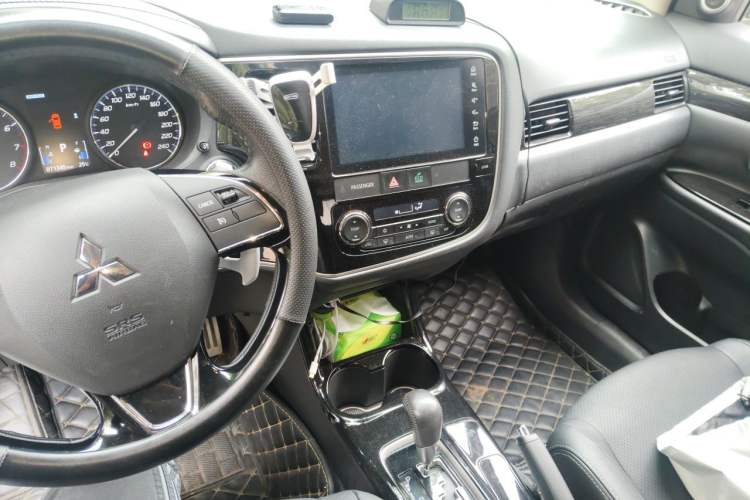 Used Mitsubishi Outlander 2016 2.4L 4x4 Elite Edition 5 Seats Audio And AC Panel