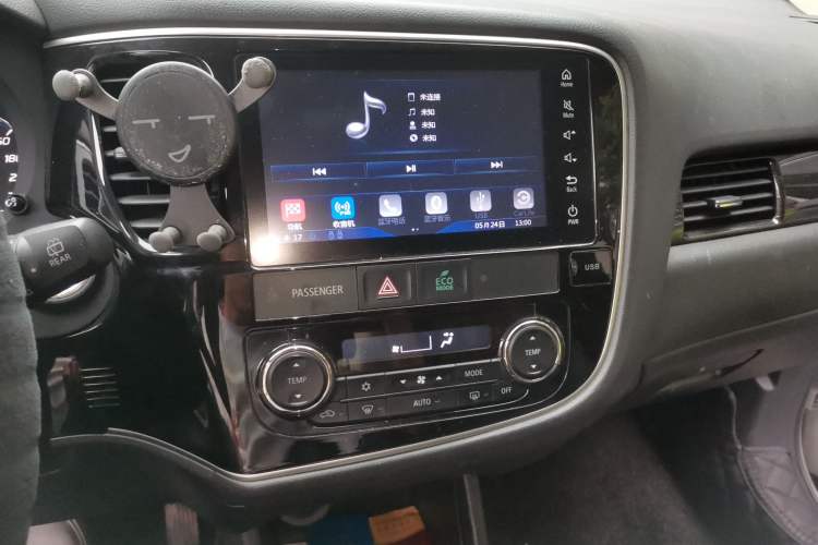 Used Mitsubishi Outlander 2016 2.4L 4x4 Elite Edition 5 Seats Audio And AC Panel