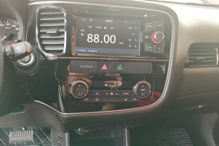 Used Mitsubishi Outlander 2016 2.4L 4x4 Elite Edition 7-Seater Audio And AC Panel
