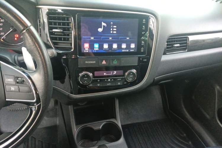 Used Mitsubishi Outlander 2016 2.4L 4x4 Elite Edition 5 Seats Audio And AC Panel