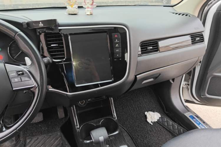 Used Mitsubishi Outlander 2016 2.4L 4x4 Luxury Edition 7-Seater Audio And AC Panel