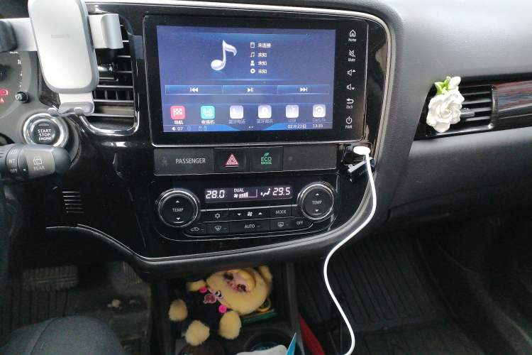Used Mitsubishi Outlander 2016 2.4L 4x4 Elite Edition 5 Seats Audio And AC Panel