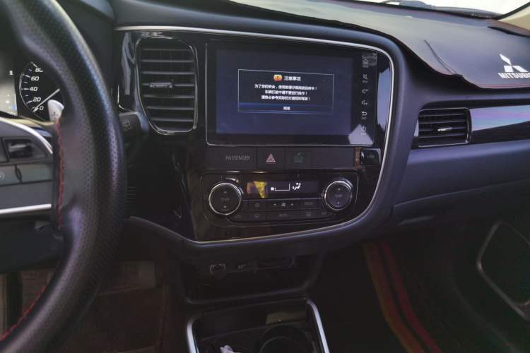 Used Mitsubishi Outlander 2016 2.4L 4x4 Elite Edition 5 Seats Audio And AC Panel