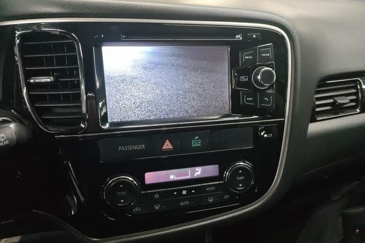 Used Mitsubishi Outlander 2016 2.4L 4x4 Elite Edition 7-Seater Audio And AC Panel