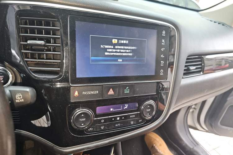 Used Mitsubishi Outlander 2016 2.4L 4x4 Elite Edition 5 Seats Audio And AC Panel