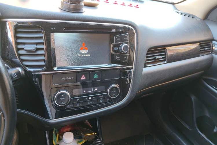 Used Mitsubishi Outlander 2016 2.4L 4x4 Elite Edition 5 Seats Audio And AC Panel