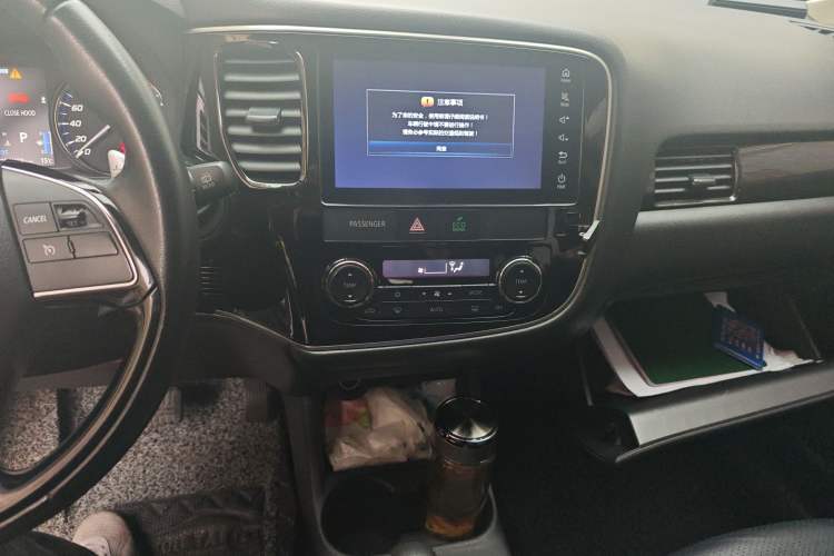 Used Mitsubishi Outlander 2016 2.4L 4x4 Elite Edition 5 Seats Audio And AC Panel