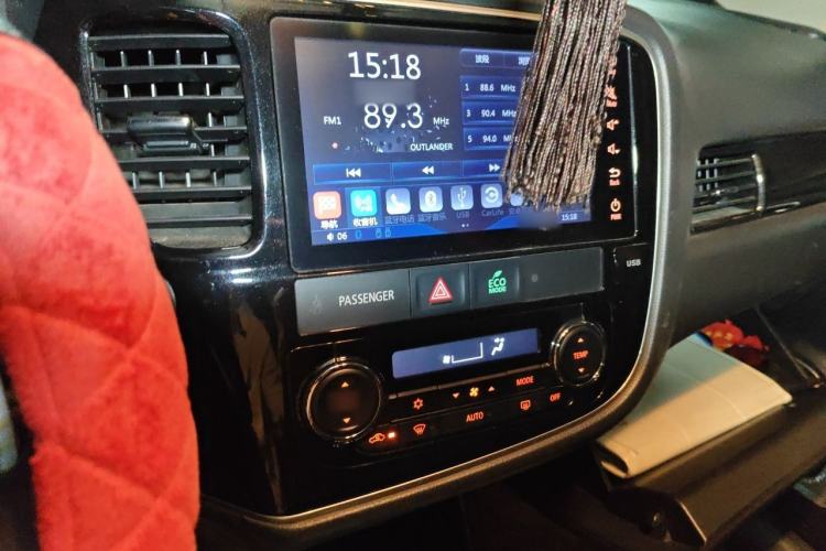 Used Mitsubishi Outlander 2016 2.4L 4x4 Luxury Edition 7-Seater Audio And AC Panel