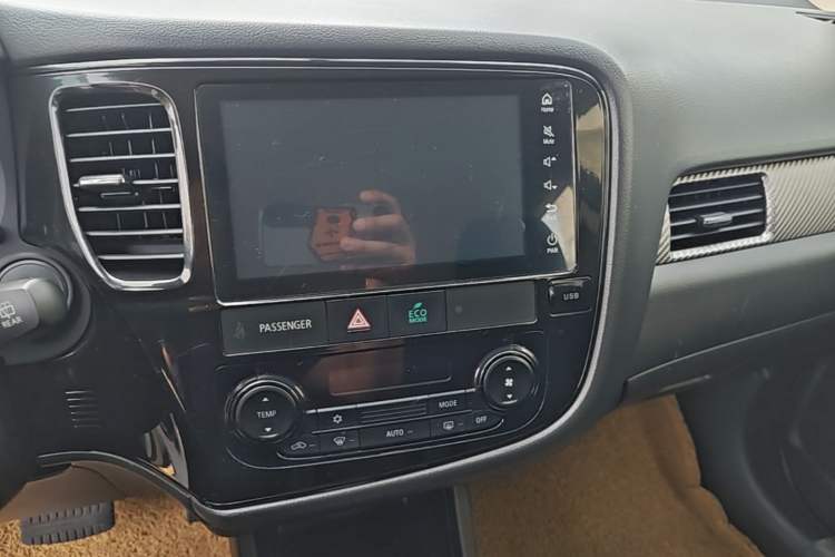 Used Mitsubishi Outlander 2016 2.0L Two-Wheel Drive Fashion Edition 5 Seats Audio And AC Panel