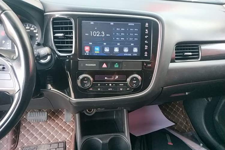 Used Mitsubishi Outlander 2016 2.4L 4x4 Elite Edition 5 Seats Audio And AC Panel