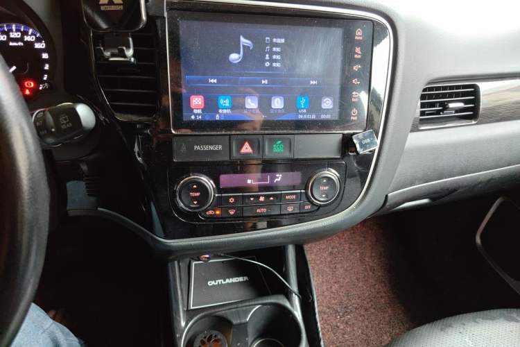 Used Mitsubishi Outlander 2016 2.4L 4x4 Elite Edition 5 Seats Audio And AC Panel