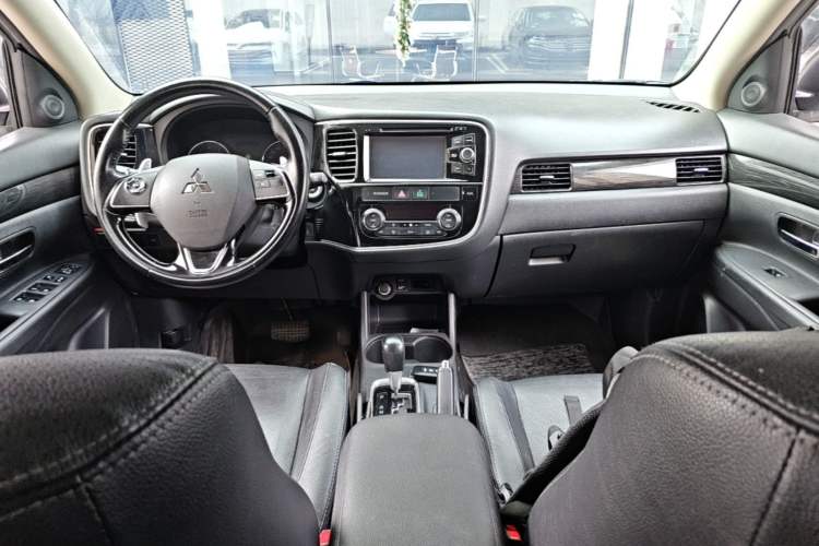 Used Mitsubishi Outlander 2016 2.4L 4x4 Elite Edition 5 Seats Center Console