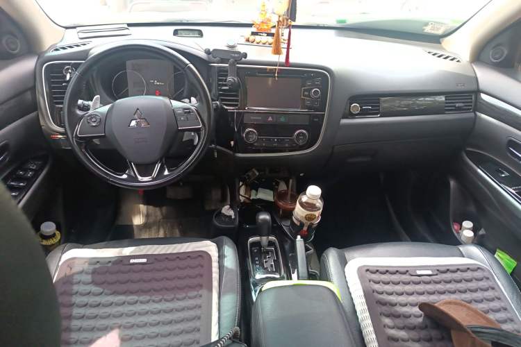 Used Mitsubishi Outlander 2016 2.4L 4x4 Elite Edition 7-Seater Center Console