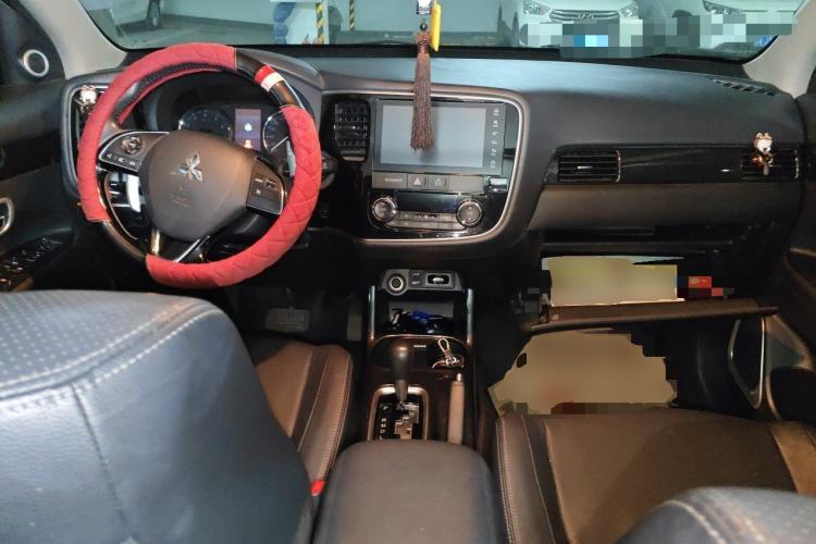 Used Mitsubishi Outlander 2016 2.4L 4x4 Luxury Edition 7-Seater Center Console