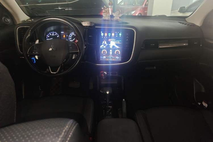 Used Mitsubishi Outlander 2016 2.4L 4x4 Luxury Edition 7-Seater Center Console