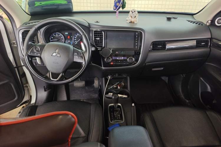 Used Mitsubishi Outlander 2016 2.4L 4x4 Elite Edition 5 Seats Center Console