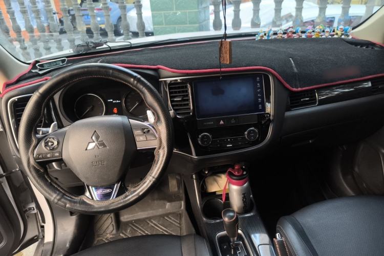 Used Mitsubishi Outlander 2016 2.4L 4x4 Luxury Edition 7-Seater Center Console
