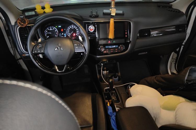 Used Mitsubishi Outlander 2016 2.4L 4x4 Luxury Edition 7-Seater Center Console