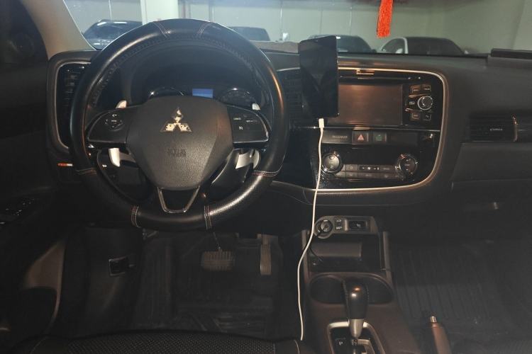 Used Mitsubishi Outlander 2016 2.4L 4x4 Elite Edition 5 Seats Center Console