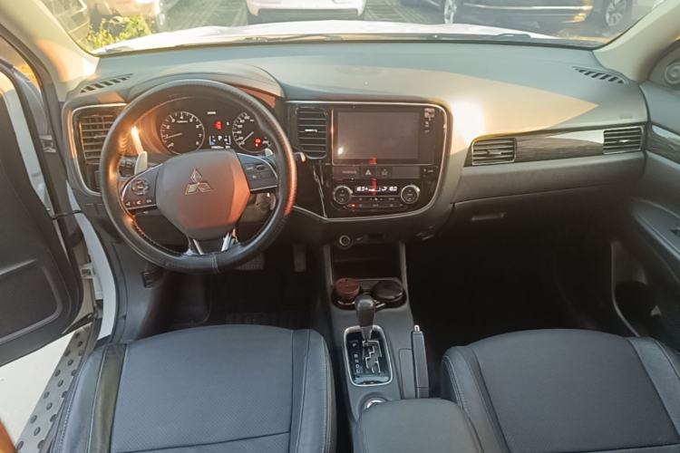 Used Mitsubishi Outlander 2016 2.4L 4x4 Luxury Edition 7-Seater Center Console