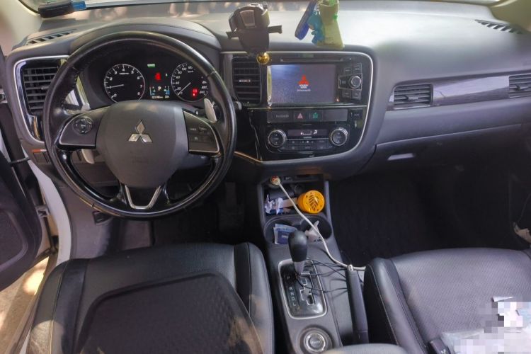Used Mitsubishi Outlander 2016 2.4L 4x4 Elite Edition 7-Seater Center Console
