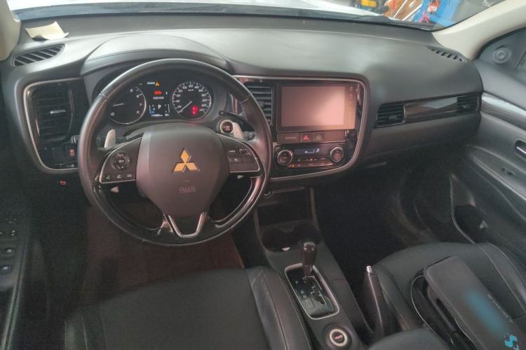 Used Mitsubishi Outlander 2016 2.4L 4x4 Elite Edition 5 Seats Center Console