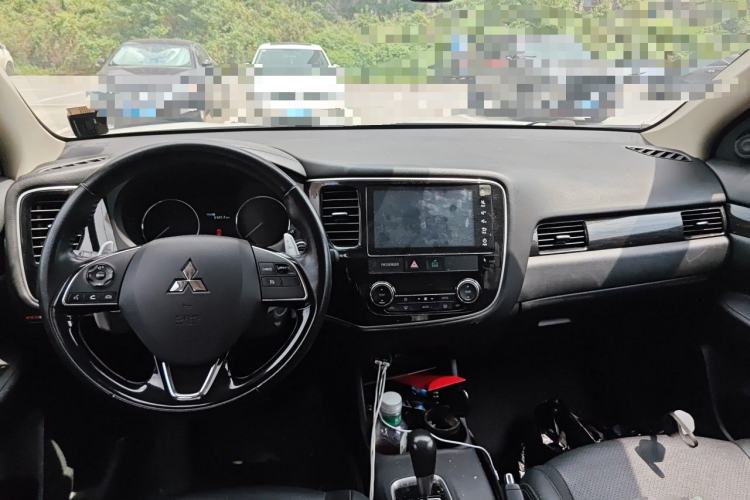 Used Mitsubishi Outlander 2016 2.4L 4x4 Luxury Edition 7-Seater Center Console