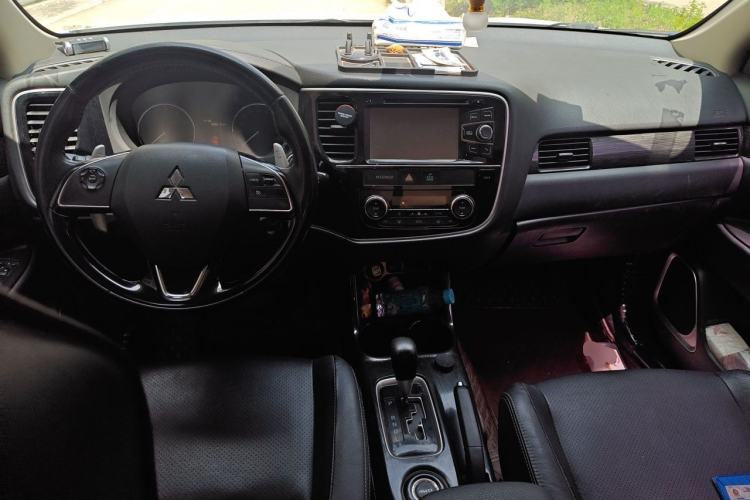 Used Mitsubishi Outlander 2016 2.4L 4x4 Elite Edition 5 Seats Center Console