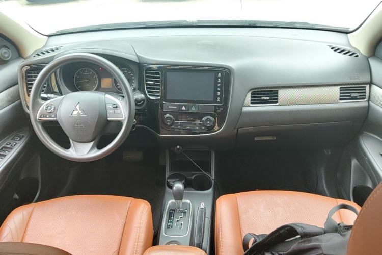 Used Mitsubishi Outlander 2016 2.0L Two-Wheel Drive Fashion Edition 5 Seats Center Console