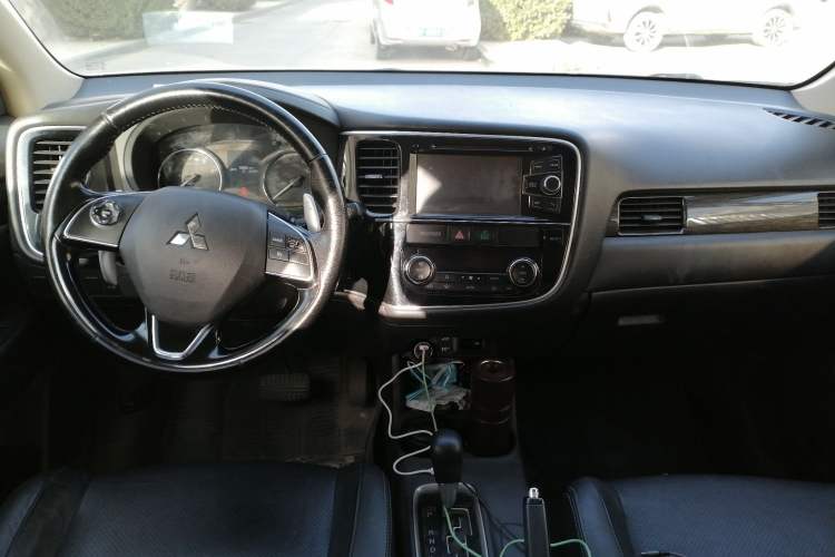 Used Mitsubishi Outlander 2016 2.4L 4x4 Elite Edition 7-Seater Center Console