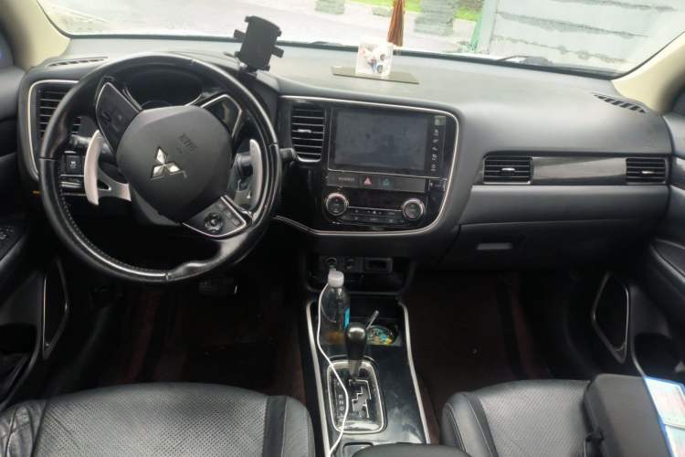 Used Mitsubishi Outlander 2016 2.4L 4x4 Elite Edition 5 Seats Center Console