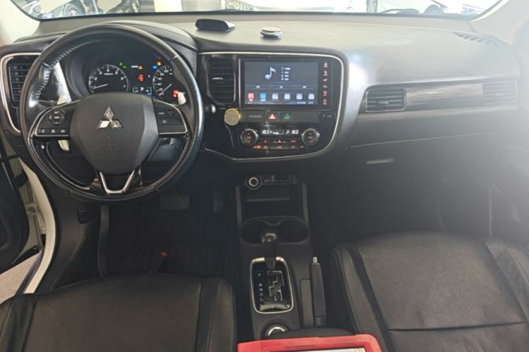 Used Mitsubishi Outlander 2016 2.4L 4x4 Elite Edition 5 Seats Center Console