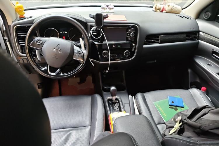 Used Mitsubishi Outlander 2016 2.4L 4x4 Elite Edition 7-Seater Center Console
