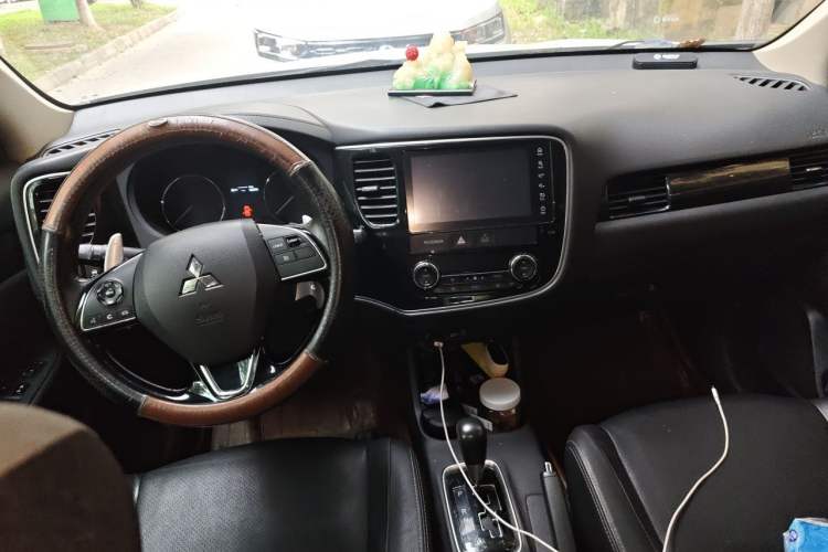 Used Mitsubishi Outlander 2016 2.4L 4x4 Luxury Edition 7-Seater Center Console