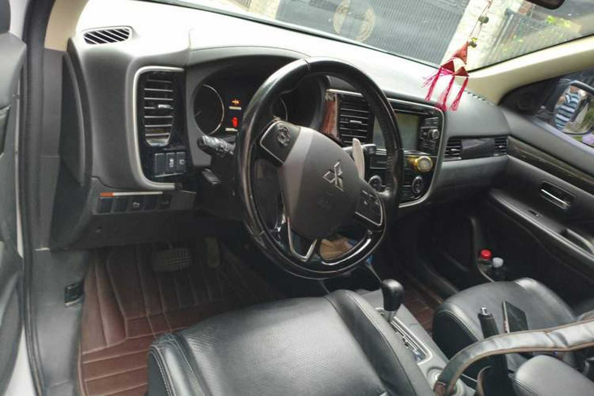 Used Mitsubishi Outlander 2016 2.4L 4x4 Elite Edition 5 Seats Center Console