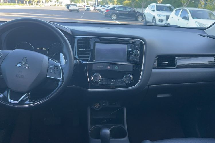 Used Mitsubishi Outlander 2016 2.4L 4x4 Elite Edition 7-Seater Center Console