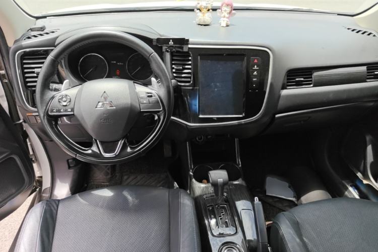 Used Mitsubishi Outlander 2016 2.4L 4x4 Luxury Edition 7-Seater Center Console