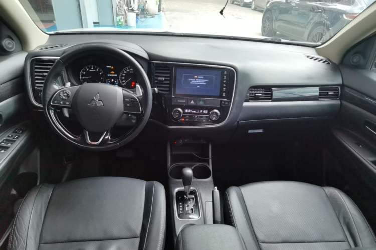 Used Mitsubishi Outlander 2016 2.4L 4x4 Luxury Edition 7-Seater Center Console