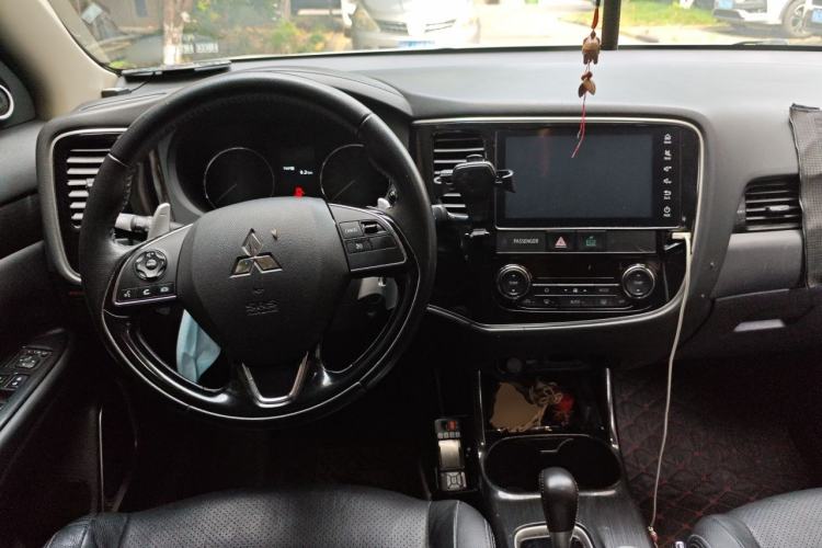 Used Mitsubishi Outlander 2016 2.4L 4x4 Luxury Edition 7-Seater Center Console
