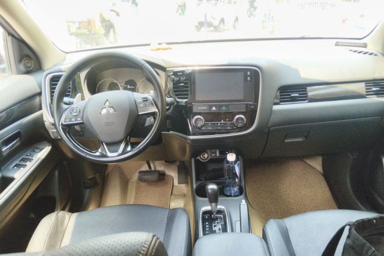 Used Mitsubishi Outlander 2016 2.4L 4x4 Luxury Edition 7-Seater Center Console