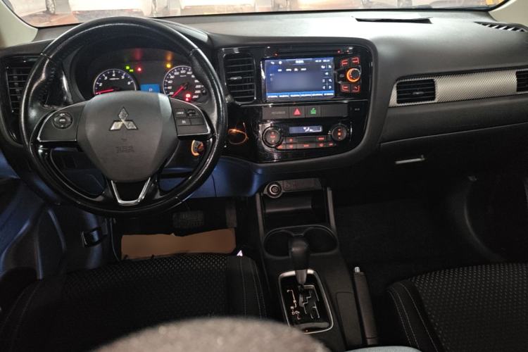 Used Mitsubishi Outlander 2016 2.0L Two-Wheel Drive Value Edition 5 Seats Center Console