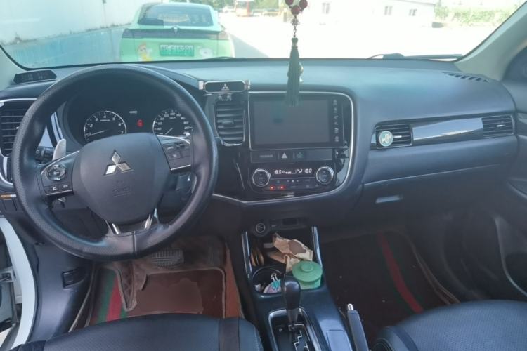 Used Mitsubishi Outlander 2016 2.4L 4x4 Luxury Edition 7-Seater Center Console