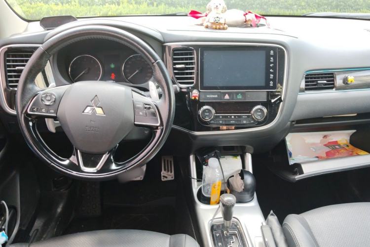 Used Mitsubishi Outlander 2016 2.4L 4x4 Luxury Edition 7-Seater Center Console